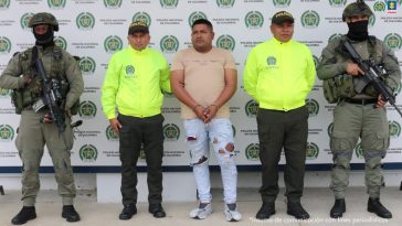 En la fotografía aparece el capturado junto a cuatro integrantes de la Policía Nacional. En la parte superior está un banner de la Policía.