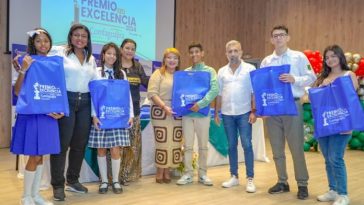 Estudiantes que ganaron premio a la excelencia de ComfaGuajira.