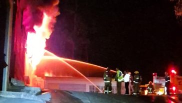 En video: Voraz incendio estructural afectó tres bodegas en Antioquia