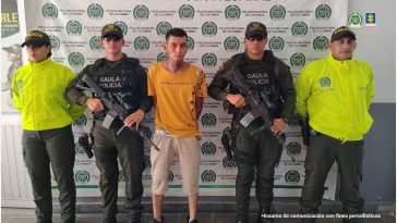 En la imagen se ve un hombre detenido bajo custodia del Gaula Militar y el CTI. Detrás suyo backings institucionales.