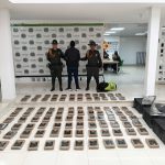 El capturado se encuentra de espalda y custodiado por dos uniformados de la  Policía de Carabineros y Protección Ambiental  . Detrás se observa el backing de la Policía Nacional y se observa en el piso todos los paquetes de marihuana que venian camuflados dentro de las tres cajas metálicas de color negro.