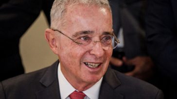 Fiscalía pedirá cerrar investigación contra Uribe por caso de presuntas ‘chuzadas’ a negociadores del proceso de paz Uribe es investigado por presuntas interceptaciones ilegales a los negociadores del proceso de paz, que involucran al hacker Andrés Sepúlveda.