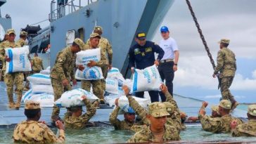 En medio del agua y en cualquier parte, los miembros de las fuerzas militares están siempre ayudando a la comunidad.