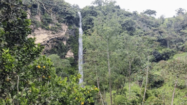 Hermosa cascada San Miguel con una caída de 100 metros en Sandoná, Nariño