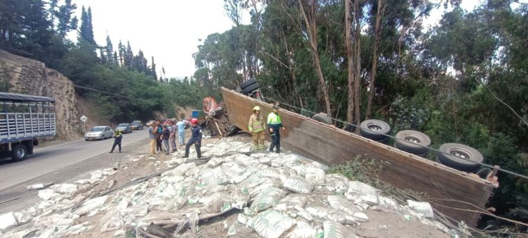 Impactante accidente en Ubaté: camión se volcó y conductor quedó atrapado El conductor del tractocamión quedó atrapado en la cabina luego de que perdiera el control de vehículo en Ubaté. Vea las impactantes imágenes.