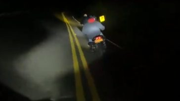 Impresionante momento en el que motociclista muere tras trágico accidente en Cundinamarca; esta es su identidad El motociclista, identificado como Yerson Ricaurte, perdió la vida en el lugar donde se presentó el siniestro. Aquí el video.