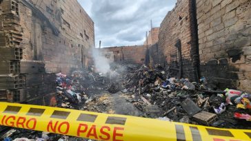 Incendio en Soacha: desgarradores relatos de la tragedia que cobró la vida de dos niñas Devastados. Así se encuentran los vecinos del barrio Ducales, en Soacha, tras el voraz incendio que cobró la vida de las hermanitas Barbosa, de 4 y 7 años.