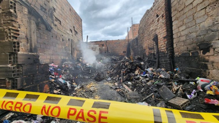 Incendio en Soacha: desgarradores relatos de la tragedia que cobró la vida de dos niñas Devastados. Así se encuentran los vecinos del barrio Ducales, en Soacha, tras el voraz incendio que cobró la vida de las hermanitas Barbosa, de 4 y 7 años.