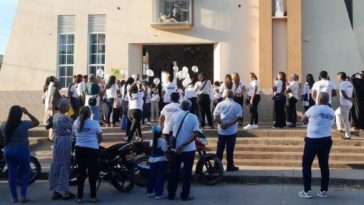 En la puerta de la parroquia familiares y amigos lanzaron globos blancos por el alma de Farid.