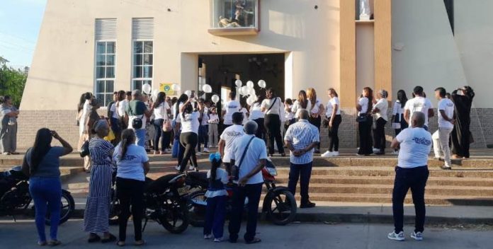 En la puerta de la parroquia familiares y amigos lanzaron globos blancos por el alma de Farid.