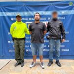 En la foto está el procesado con un servidor del CTI y otro de la Policía a los lados