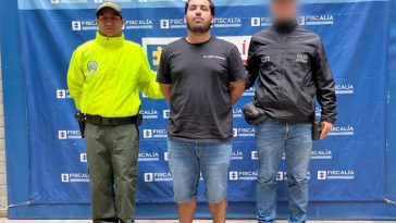 En la foto está el procesado con un servidor del CTI y otro de la Policía a los lados