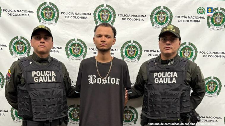 En la foto se investiga a la mitad con dos policías asignados a la Gaula.