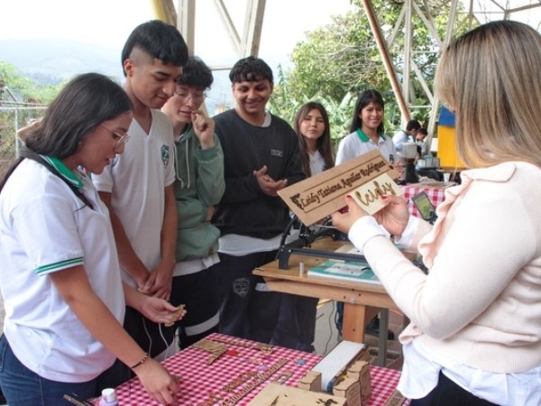 La institución educativa de Cali ha creado un proyecto educativo que le da una segunda vida al plástico: los estudiantes son los protagonistas