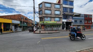 Luis fue asesinado en medio de un hurto en Ciudad Bolívar: lo agredieron frente a su esposa Luis, un joven carnicero, fue asesinado en la localidad de Ciudad Bolívar. Las autoridades lograron capturar a los señalados agresores. Lea los detalles.