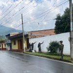 Militares refuerzan seguridad en zona rural de Palmira, donde habían pintados mensajes alusivos a disidencias