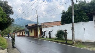 Militares refuerzan seguridad en zona rural de Palmira, donde habían pintados mensajes alusivos a disidencias