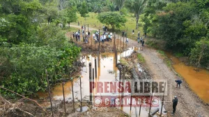 Otro puente en tubería petrolera en el caño Los Caribes en Hato Corozal