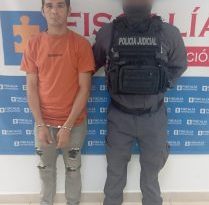 En la imagen se ve a un hombre, identificado como Carlos Andrés Quintero Ovalle, alias Chango, quien sería el presunto responsable de ocasionarle la muerte a una niña de 12 años, junto a un uniformado de policía judicial.