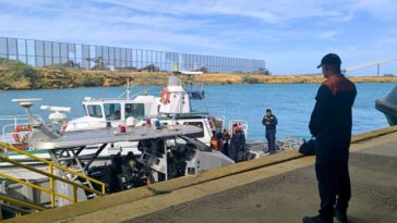 En esta motonave, fueron encontrados a la deriva a una tripulación de cuatro personas; quienes quedaron a disposición de las autoridades para determinar qué estaban haciendo en ese sector y en el mar.