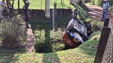 Un vehículo se volcó en una vía de Supía y terminó en una zanja