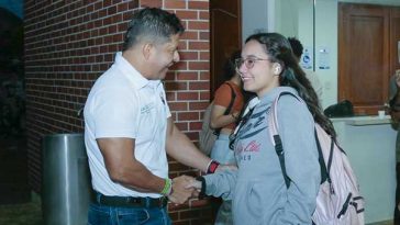 El rector Pablo Vera Salazar recibiendo a los estudiantes para el semestre academico 2025-1 Foto/Universidad del Magdalena.