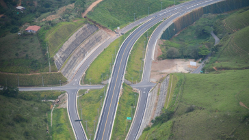 Gobernador de Antioquia recorrió la unidad funcional de Autopista Río Magdalena que entró en operación