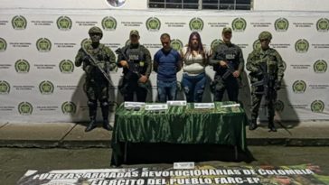 En la fotografía se aprecian de pie y con los brazos atrás a Maira Alejandra Lizarazo Rincón y Juan Camilo Hernández Moreno. La mujer usa cabello largo y viste con blusa blanca y jean azul desgastado. El hombre viste camisa azul de manga corta y jean azul desgastado. En los extremos hay uniformados del Ejército y de la Policía Nacional. Delante de ellos hay una mesa con mantel verde y sobre ella hay munición y otros elementos incautados.  En el suelo hay una pancarta alusiva a las Farc - EP frente Adán Izquierdo. Detrás de ellos hay un pendón institucional de la Policía.