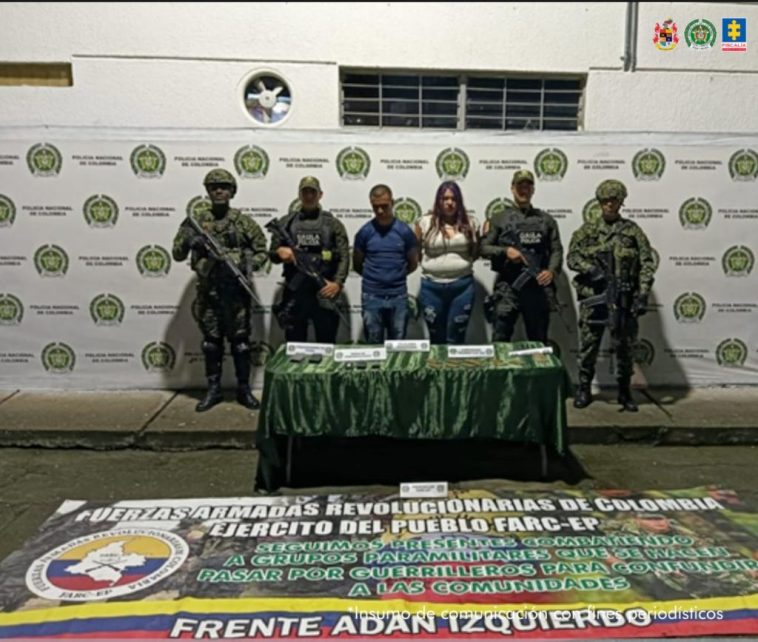 En la fotografía se aprecian de pie y con los brazos atrás a Maira Alejandra Lizarazo Rincón y Juan Camilo Hernández Moreno. La mujer usa cabello largo y viste con blusa blanca y jean azul desgastado. El hombre viste camisa azul de manga corta y jean azul desgastado. En los extremos hay uniformados del Ejército y de la Policía Nacional. Delante de ellos hay una mesa con mantel verde y sobre ella hay munición y otros elementos incautados.  En el suelo hay una pancarta alusiva a las Farc - EP frente Adán Izquierdo. Detrás de ellos hay un pendón institucional de la Policía.