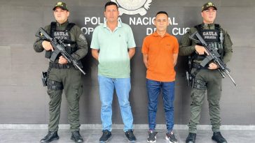 Se visualiza a los capturados junto a uniformados del Gaula de la Policía Nacional. Detrás de ellos el banner que identifica a la Policía Nacional.