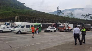 EN VIDEO: Momento en que registra accidente entre bus y camión en la vía al Llano En este video quedó registrado el momento en el que un bus choca con un camión en la vía al llano.