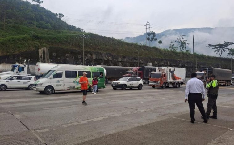 EN VIDEO: Momento en que registra accidente entre bus y camión en la vía al Llano En este video quedó registrado el momento en el que un bus choca con un camión en la vía al llano.