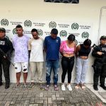 En la imagen aparecen cinco personas detenidas, tres hombres y dos mujeres, entre uniformados del Gaula de la Policía Nacional. 