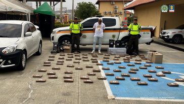 En las imágenes está el procesado quien es de color trigueño, cabellos cortos, vestido con una camiseta blanca y un jean azul claro con los uniformados de la Policía Nacional. También aparece la droga incautada y el automóvil en el que la transportaba. 