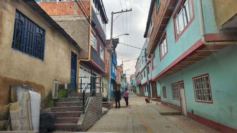 Paula, la joven que fue asesinada en Ciudad Bolívar cuando salió a recibir un postre Paula Andrea Jaramillo, de 22 años, fue asesinada, al parecer, por una mujer que la engañó llevándole un domicilio a su vivienda en el barrio Paraíso, en Ciudad Bolívar.