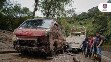 Tragedia en Nariño: dos muertos, más de 40 personas rescatadas y una docena de carros atrapados por la avalancha