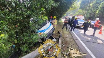 Una ambulancia por poco rueda por una ladera en San Marcos de León