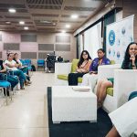 Mujeres participantes del evento, contando sus experiencias realizadas para el fomentar el conocimiento científico en las aulas.