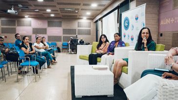 Mujeres participantes del evento, contando sus experiencias realizadas para el fomentar el conocimiento científico en las aulas.