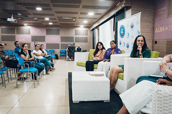 Mujeres participantes del evento, contando sus experiencias realizadas para el fomentar el conocimiento científico en las aulas.