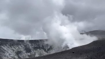 Video | Volcán Puracé muestra signos de actividad: autoridades reportan gran fumarola